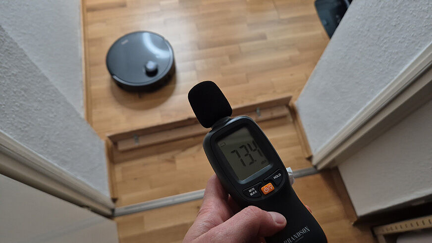 Die Lautstärke des MOVA Z60 Ultra Roller Complete wird beim Wischen gemessen.